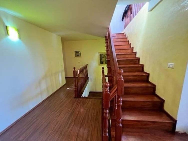 Casă individuală cu 10 camere cu Canalizare în Central