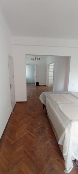 Apartament cu 3 camere semidecomandat în Tineretului