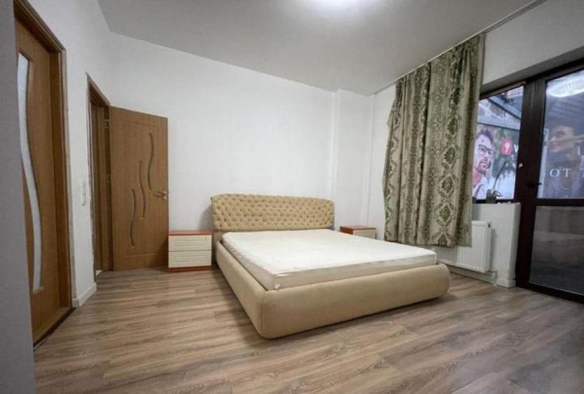 Apartament cu 3 camere semidecomandat în Calea Victoriei