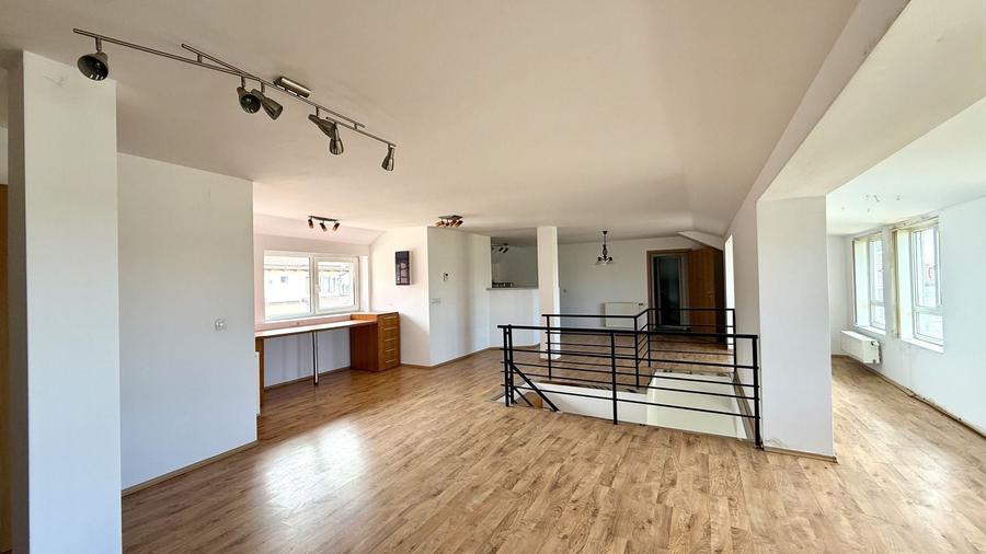 Apartament cu 4 camere decomandat, mobilat în Girocului