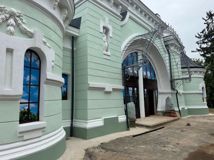 Casă cu 10 camere cu Teren 2000 Mp în Central