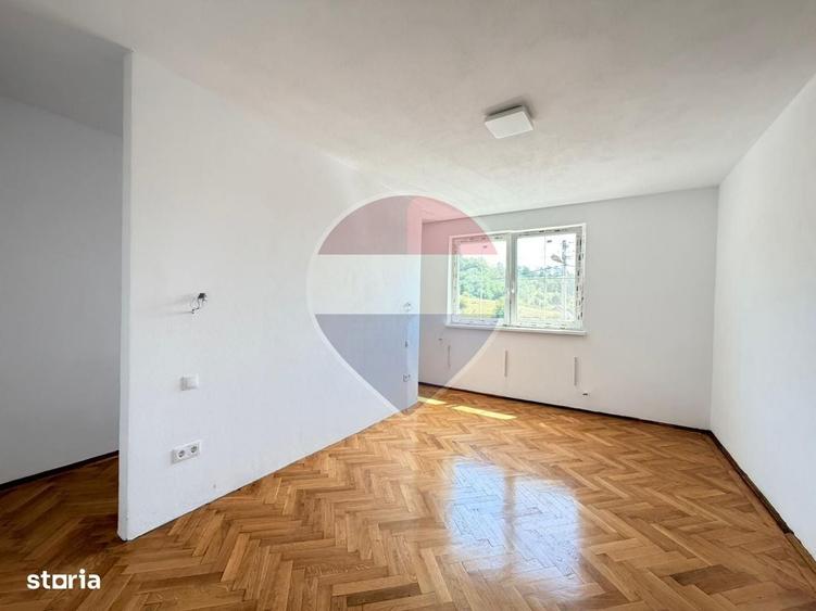 Casă cu 4 camere cu Teren 500 Mp în Central