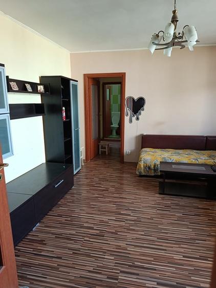 Apartament cu 3 camere semidecomandat în Drumul Taberei