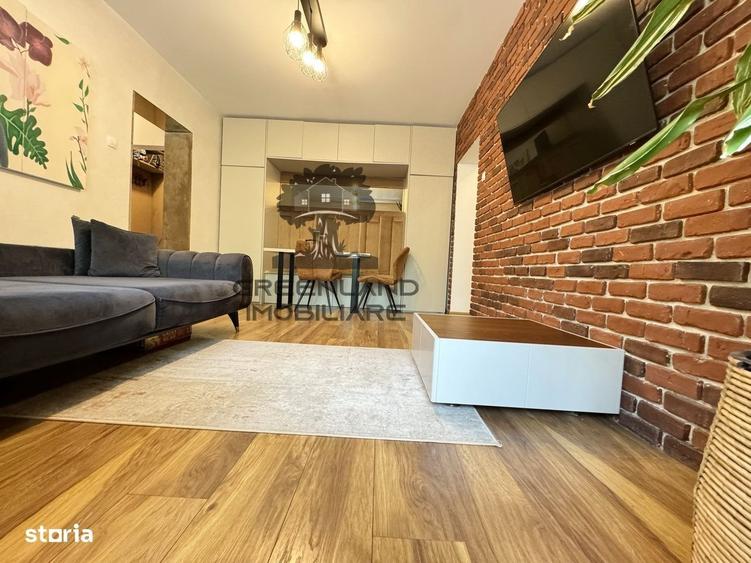 Apartament cu 3 camere semidecomandat în Podu Roș
