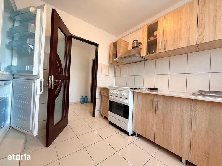 Apartament cu 3 camere decomandat în Podu Roș