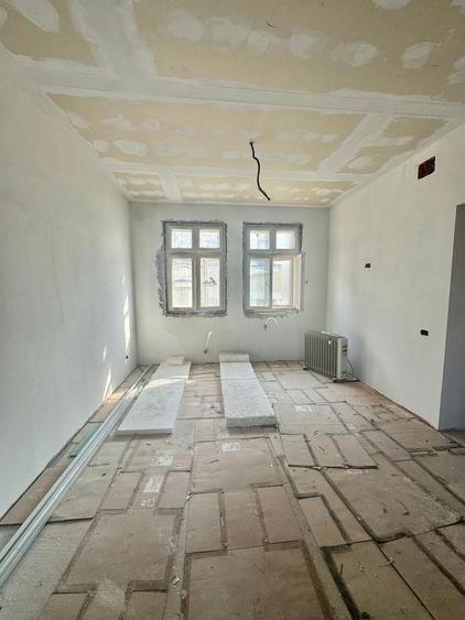 Casă individuală cu 7 camere cu Canalizare în Central