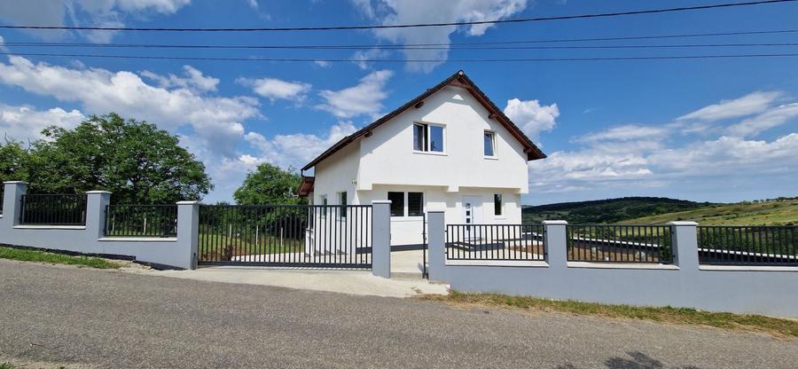 Casă cu 4 camere în Aghireș
