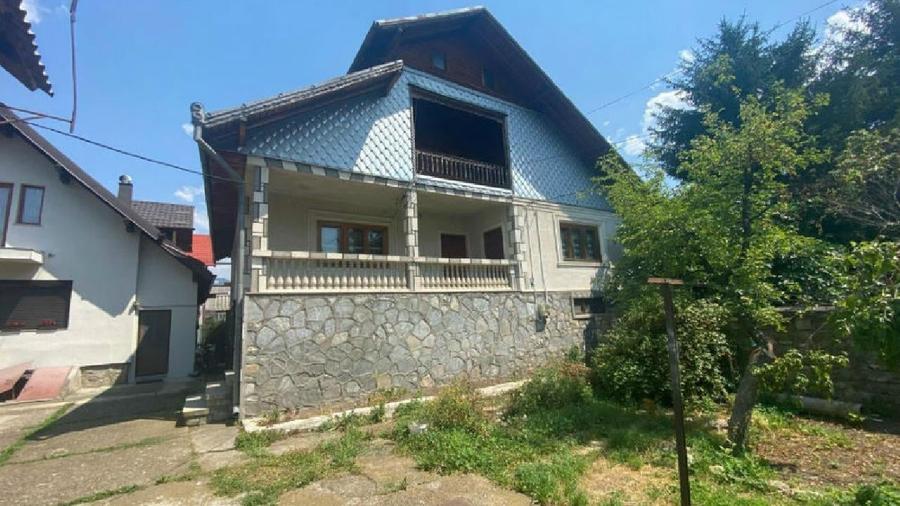 Casă individuală cu 4 camere cu Teren 400 Mp în Moroeni