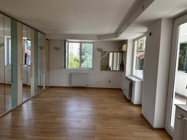 Casă cu 5 camere cu Teren 500 Mp în Virtuții