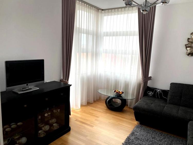Apartament cu 3 camere semidecomandat în Polonă