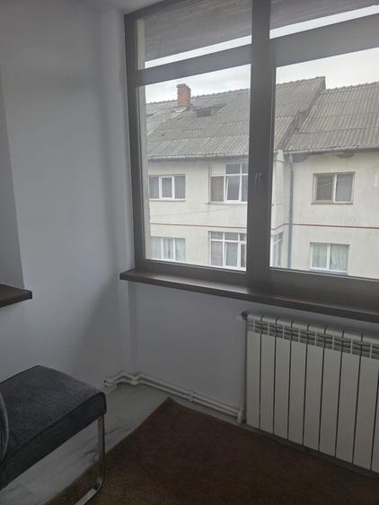 Inchiriez apartament cu 2 camere decomandat zona bazar gata de mutat - 2