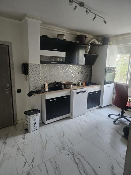 Apartament cu 3 camere decomandat în Titan
