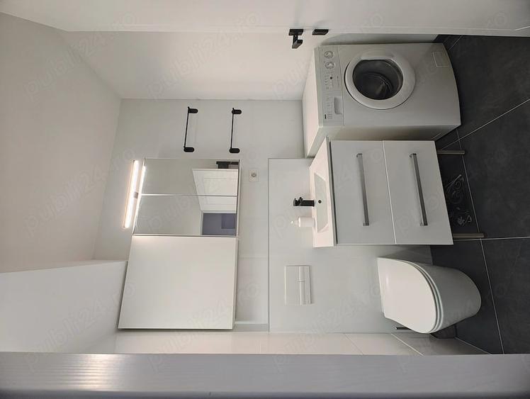 Apartament cu 4 camere semidecomandat în P-ța Victoriei