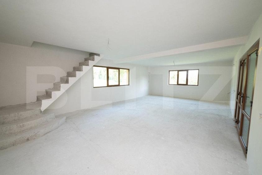 Casă individuală cu 6 camere cu Teren 3000 Mp în Runcu