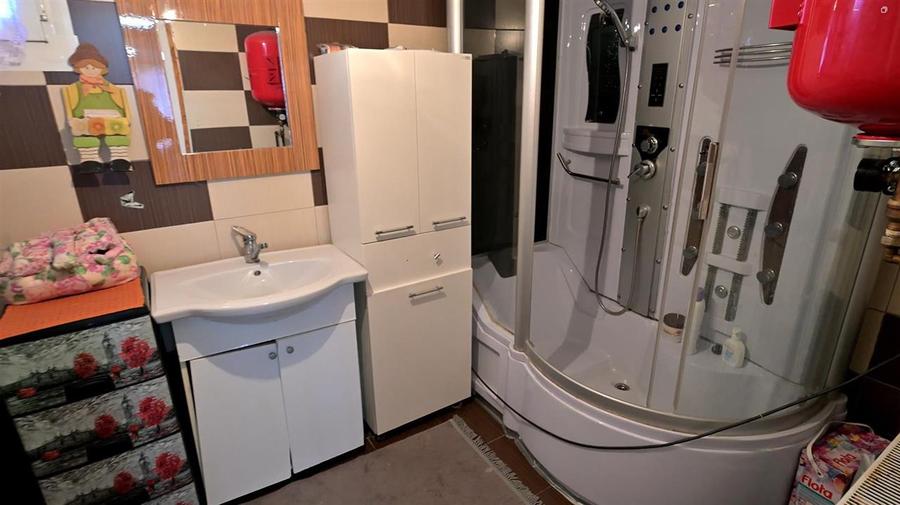 Casă individuală cu 5 camere cu Teren 300 Mp în Central