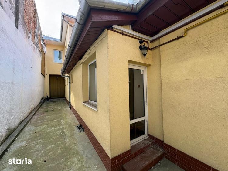 Casă cu 6 camere cu Teren 670 Mp în Central