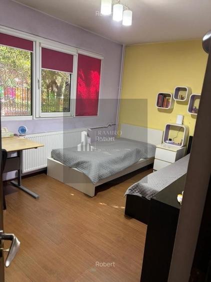 Apartament cu 3 camere semidecomandat în Alexandru Obregia