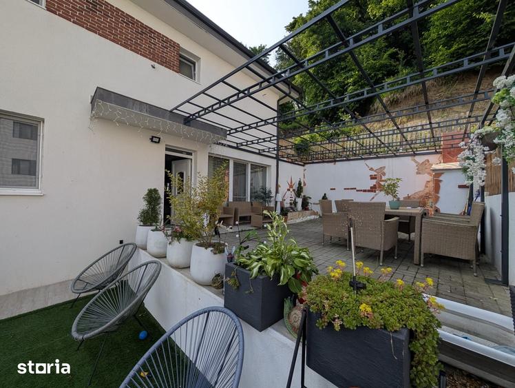 Casă cu 6 camere cu Teren 252 Mp în Florești