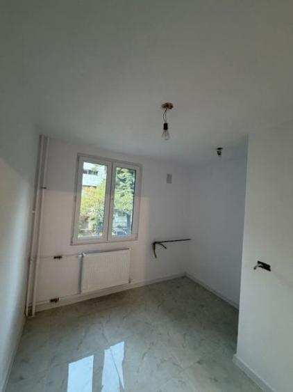 Apartament cu 3 camere decomandat în Drumul Taberei