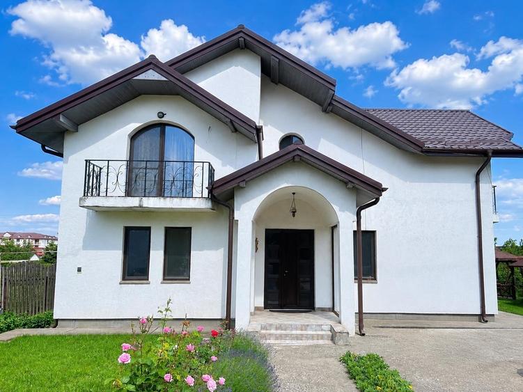 Casă individuală cu 6 camere în Central