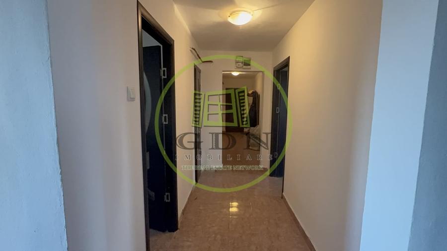 Apartament cu 3 camere decomandat în Calea București