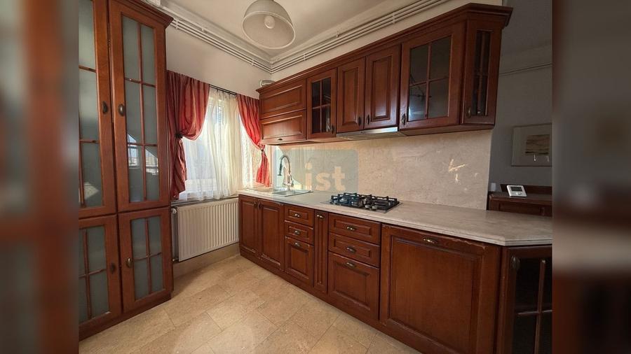 Apartament cu 5 camere semidecomandat în Andrei Mureșanu