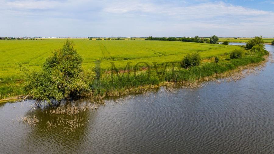 Teren agricol extravilan de 220000 mp, în Est