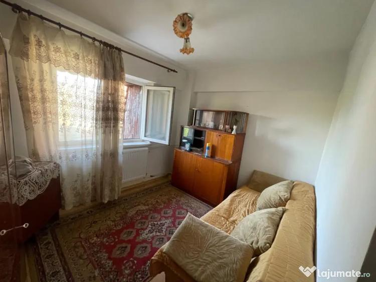 Apartament cu 3 camere decomandat în Sărari