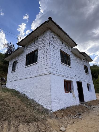 Casă cu 4 camere în Munteni