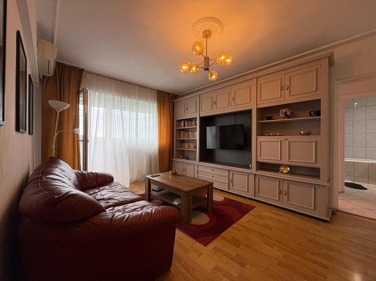 Apartament cu 3 camere semidecomandat în Tineretului