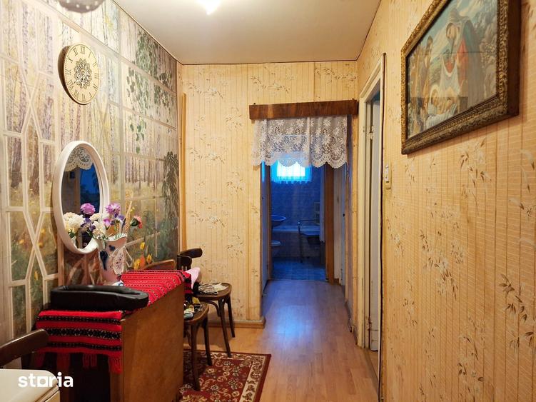 Apartament cu 3 camere semidecomandat în Mioriței