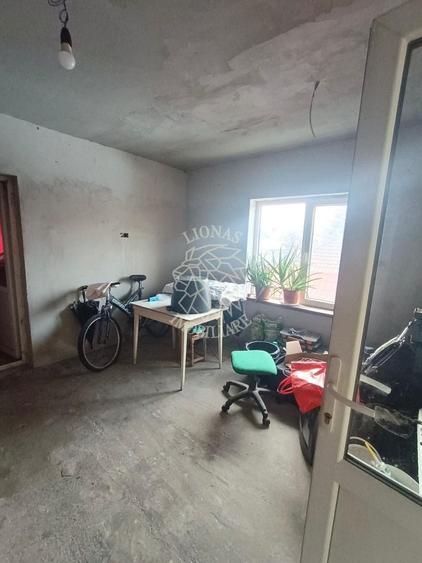 Casă individuală cu 8 camere cu Canalizare în Decebal