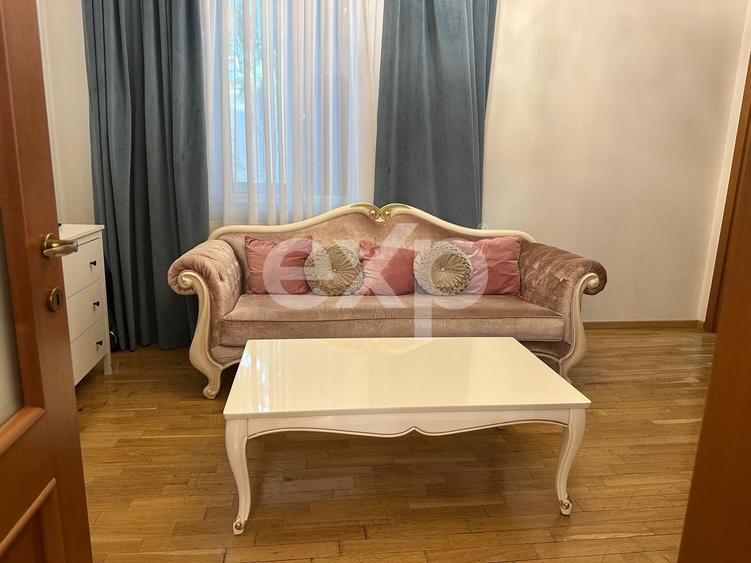 Apartament cu 5 camere decomandat, mobilat în Romană