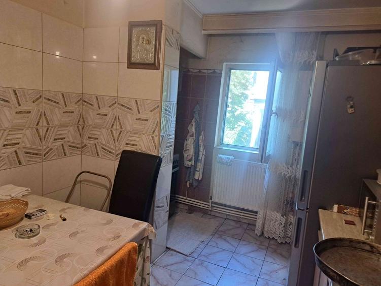 Apartament cu 4 camere decomandat în Carrefour