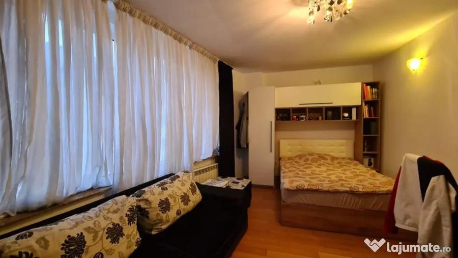 Casă cu 7 camere cu Teren 300 Mp în Mihai Bravu