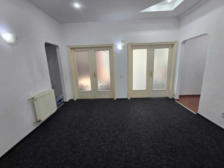 Apartament cu 4 camere semidecomandat în Victoriei
