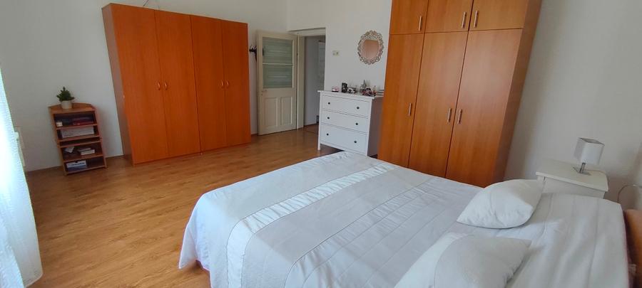 Casă individuală cu 5 camere cu Teren 1090 Mp în Central