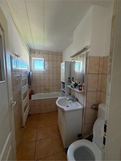 Apartament cu 3 camere semidecomandat în Zamfirescu