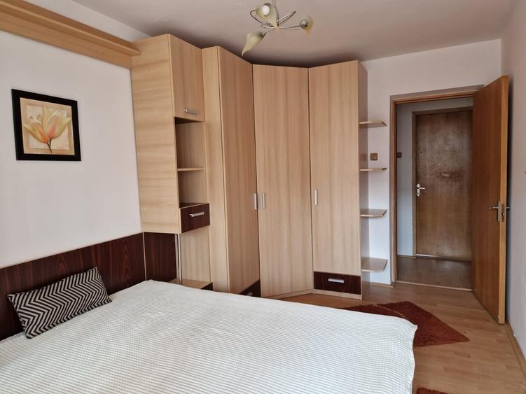 Apartament cu 3 camere semidecomandat în 1 Mai