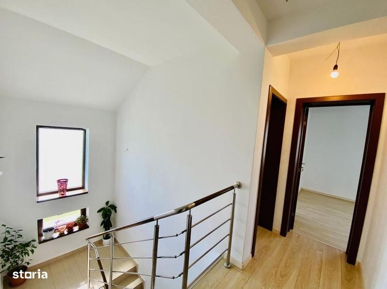 Casă cu 4 camere cu Teren 372 Mp în Roșia