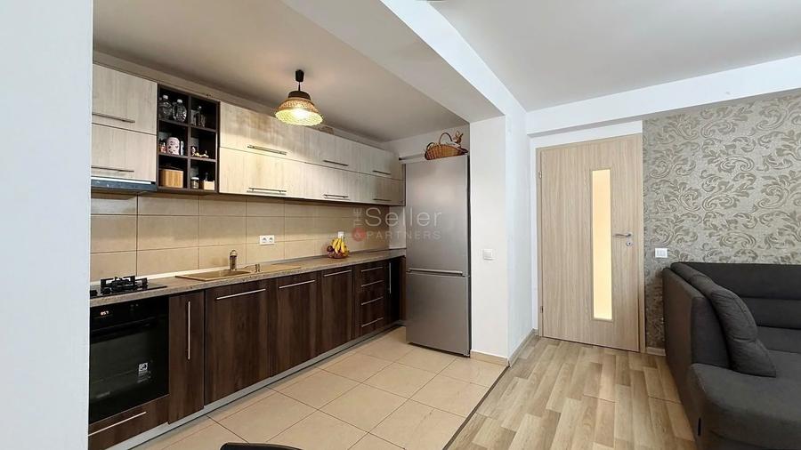 Apartament cu 3 camere decomandat, mobilat în Tractorul