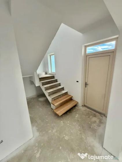 Casă cu 5 camere cu Teren 480 Mp în Horodnic