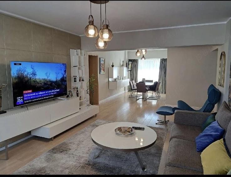 Apartament cu 4 camere decomandat în Victoriei