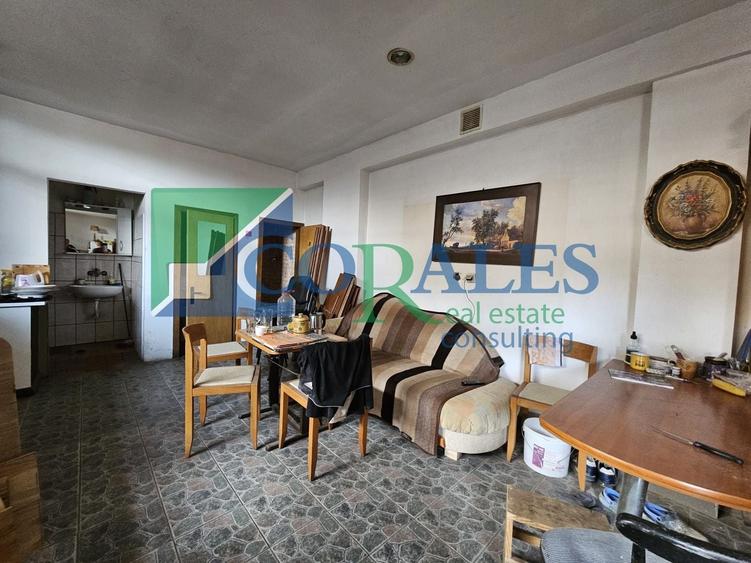 Casă individuală cu 8 camere cu Canalizare în Lipovei