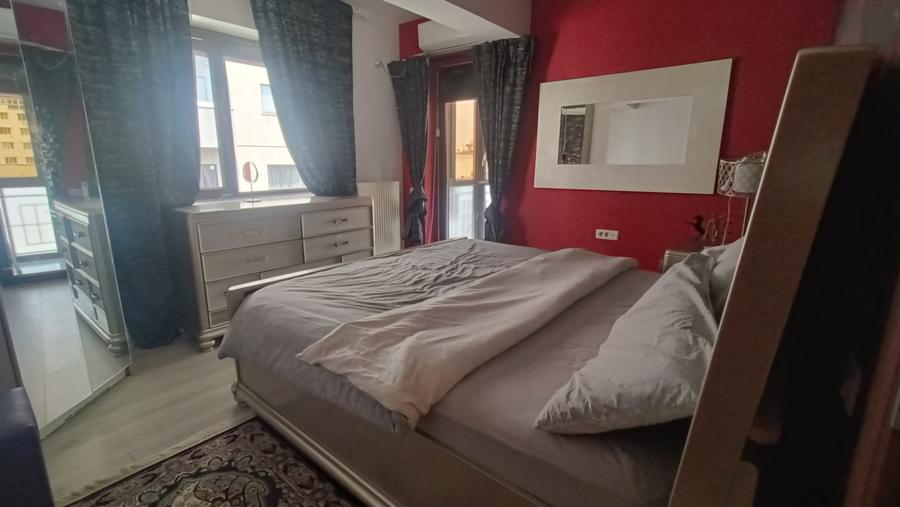 Apartament cu 3 camere semidecomandat în Decebal