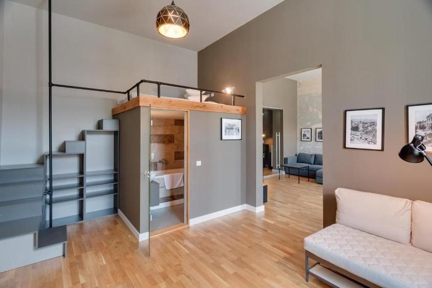 Apartament cu 3 camere semidecomandat, mobilat în Central