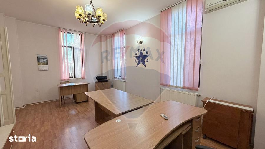 Casă cu 4 camere cu Teren 435 Mp în Piața Centrală