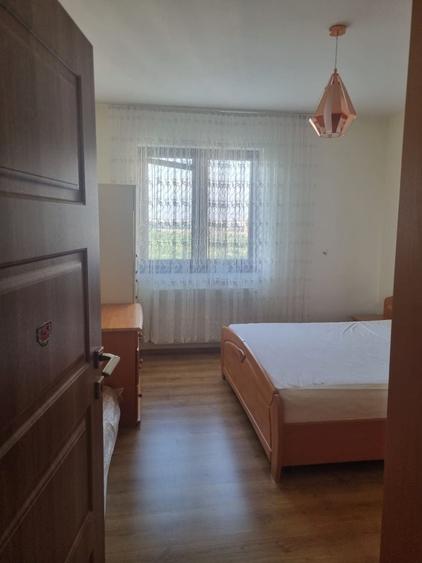 Apartament cu 3 camere decomandat în Runcu