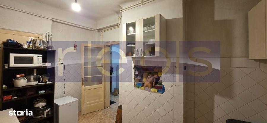 Apartament cu 3 camere semidecomandat în Universitate