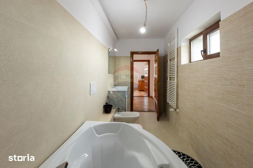 Casă cu 6 camere cu Teren 1710 Mp în Central